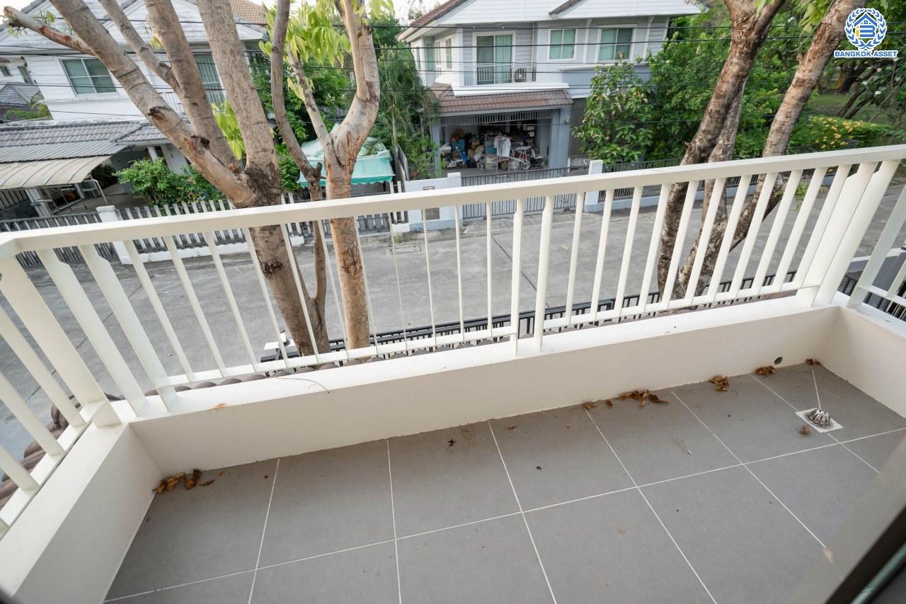 บ้านมือสองตกแต่งใหม่ โครงการ พฤกษ์ลดา ติวานนท์-ราชพฤกษ์ แบรนด์ L&H เนื้อที่ 55.50 ตร.ว. ฟังก์ชัน 3 ห้องนอน 3 ห้องน้ำ จอดรถได้ 2 คัน บนทำเลติดใหญ่ ถนน 345 ต่อเนื่อง ถ.ราชพฤกษ์ เชื่อมต่อหลายเส้นทาง ใกล้ทางด่วน "ศรีสมาน"